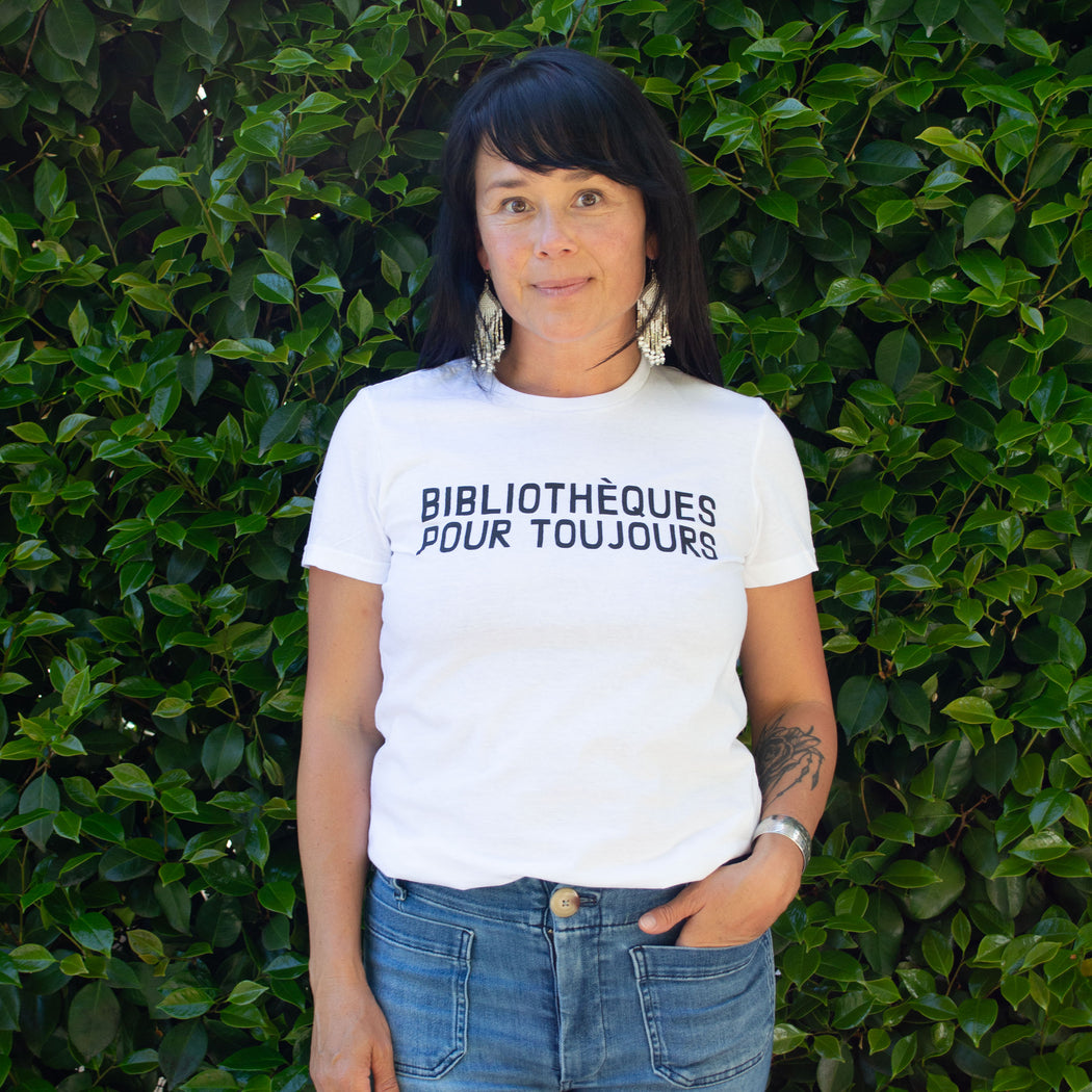 happy mom wears a classic t-shirt that reads Blibliotheques pur Toujour (translation: Libraries Forever)